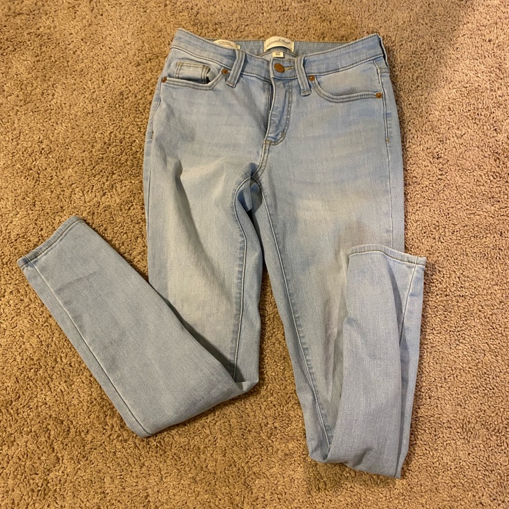 Universal thread light washed jeans